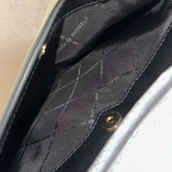 NWT Michael Kors Trisha Leather Medium Triple
Compartment Crossbody - Picture 9 of 12